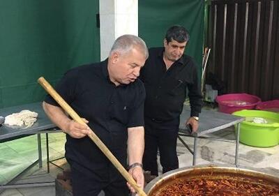 علی پروین، تاج و رویانیان در مراسم پخت ۷۲ دیگ غذای نذری
