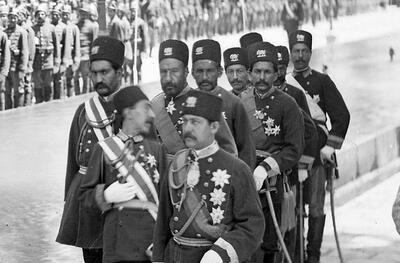 سفر به عصر قاجار؛ از «چتر ناصرالدین شاه لب رودخانه» تا «مردان قاجاری در تخت جمشید»