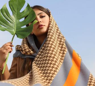 مدل های ترند روسری و شال پاییزه 1402 برای شیک پوشان