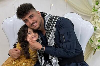 آواز احساسی؛ دختر بچه با لباس عروس جلو برادرش که آهنگ لیلم لی رو میخونه