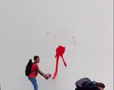 فعالان حامی فلسطین رنگ قرمز به دفتر صدراعظم آلمان پاشیدند