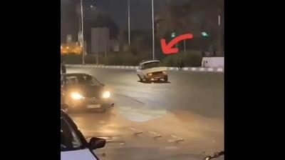 لحظه خطرناک چپ کردن خودروی پیکان هنگام حرکات نمایشی (فیلم)