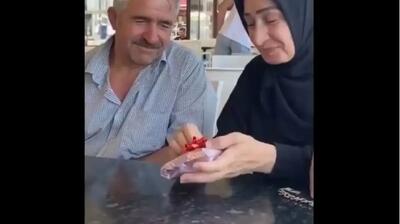 اقدام جالب یک جوان برای پدر و مادرش بعد از دریافت نخستین حقوق (فیلم)