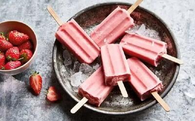 طرز تهیه بستنی چوبی توت فرنگی