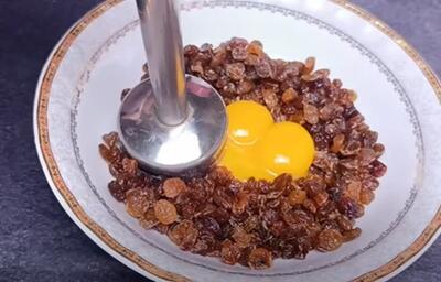 کشمش و تخم مرغ رو ترکیب کن / نتیجه یه کیک خوشمزه و متفاوت که باور نمیکنی