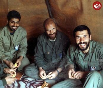 عکس/ چهره دیده نشده از سردار سلیمانی و همرزمانش ۴۲ سال پیش در حال خوردن پرتقال | اقتصاد24