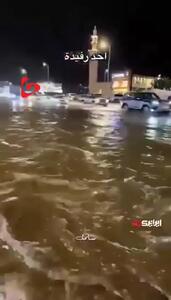 آب‌گرفتگی معابر و جاری شدن سیلاب در عسیر عربستان