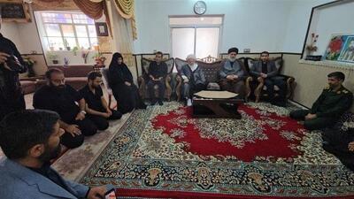 امام جمعه یزد به دیدار خانواده ۲ شهید تجاوز رژیم صهیونی در بافق رفت