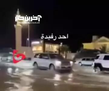 تصاویری از آب‌گرفتگی معابر و جاری شدن سیلاب در عسیر عربستان