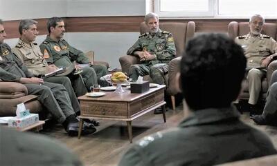 بازدید فرمانده کل ارتش از پایگاه‌ هوایی شهید لشگری