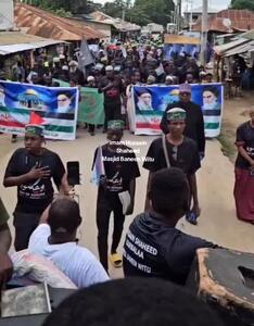 دسته عزاداری مردم کنیا با تصاویر رهبران انقلاب