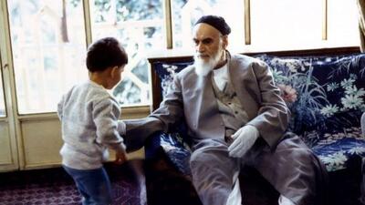عکس؛ سفر در زمان؛ «امام خمینی در کنار عروس اش فاطمه طباطبایی»؛ دهه 60
