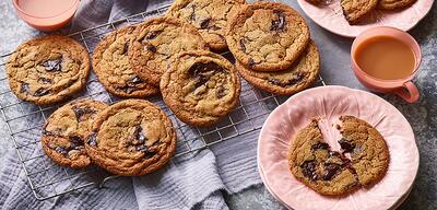 طرز تهیه کوکی زنجبیلی خوشمزه برای نوروز 1402 + فوت کوزه گری نرم شدن کوکی ها