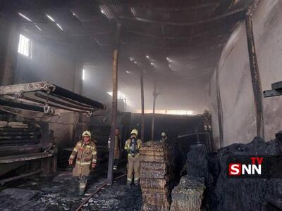 آتش‌سوزی یک کارگاه انبار پارچه در جاده ورامین + عکس