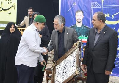 تجلیل از خانواده شهید ایمان قائدی از شهدای جنگ 12 روزه - تسنیم