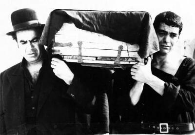 سفر در زمان| «ناصر ملک مطیعی و بهمن مفید» در نمایی از فیلم «طوقی»؛ 54 سال قبل