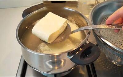 طرز تهیه پنیر خامه ای در آب جوش / کافیه فقط پنیر را بجوشاتید