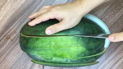 روشی ساده و فانتزی برای قاچ کردن هندوانه بدون کثیف کاری و بدون درآمدن آب هندوانه