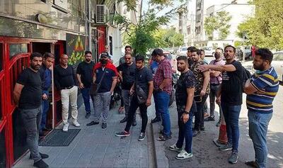 عکس/ تجمع چند هوادار مقابل باشگاه پرسپولیس | اقتصاد24