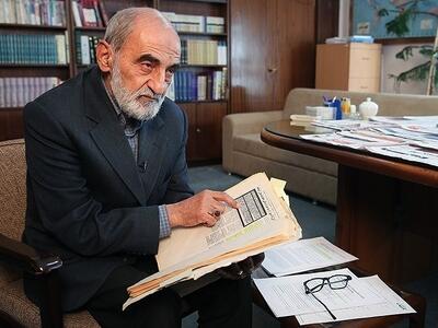 روزنامه کیهان: مسئولان باید «ابهام استراتژیک» را از امام بیاموزند، ایشان با دو کلمه مختصر «نمی‌دانم» و «اطلاعی ندارم» پاسخ خبرنگار را می‌داد