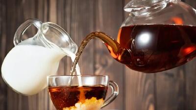 شیر را باید قبل از آب جوش داخل چای بریزیم یا بعد از آن؟ | فواید شگفت انگیز شیرچای