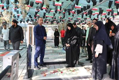ادای احترام شینا انصاری معاون رئیس جمهور به شهدای مقاومت در بهشت زهرا