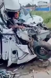 لحظه وقوع تصادف وحشتناک و زنده ماندن معجزه‌آسای راننده