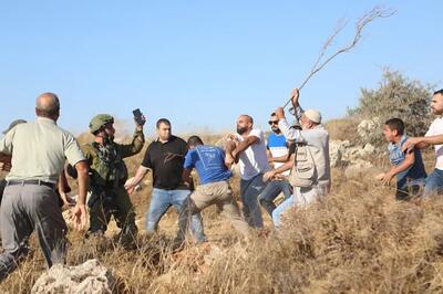 حمله وحشیانه شهرک‌نشینان صهیونیست به سمت فلسطینی‌ها در کرانه باختری