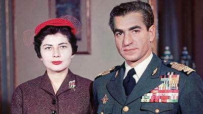 عکس سفر در زمان / شاه پهلوی در حال سیگار کشیدن در مراسم ازدواج دومش با ثریا اسفندیاری ؛ سال 1329
