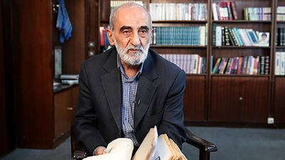 شریعتمداری : مکانیسم ماشه کاغذپاره است/ با تفنگ بی‌فشنگ ما را تهدید نکنید!