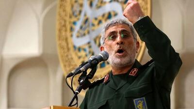 عکس  سفر در زمان /  «سردار قاآنی» در حال صحبت کردن با تلفن در چادر فرماندهی /  دهه 60