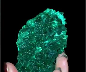 زیبایی ببینید کریستال مالاکیت مخملی