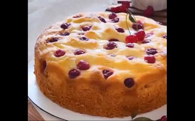 طرز تهیه کیک کرمدار آلبالو خوشمزه و ساده (فیلم)