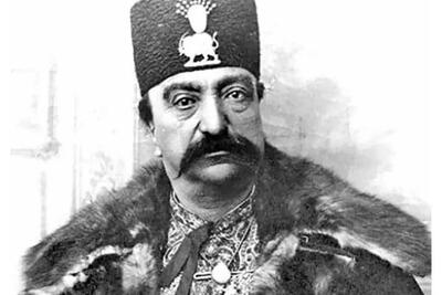 عکس سه‌چرخه‌سواری ناصرالدین شاه در میان درباریان