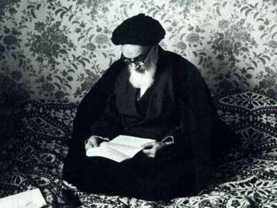 تصویر دیده نشده از امام خمینی در کنار عروسش