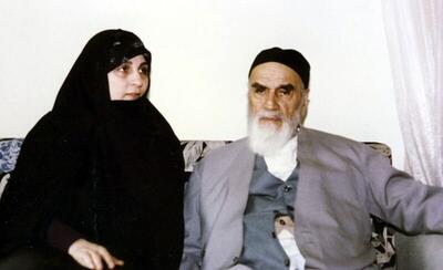 عکس دیده نشده از امام خمینی در کنار عروسش ۴۴ سال پیش | اقتصاد24