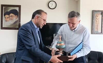 قدردانی رئیس سازمان بسیج علمی از استاد فرهنگستان علوم ایران 