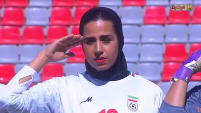 سلام نظامی تیم ملی فوتبال بانوان در هنگام پخش سرود ملی ایران