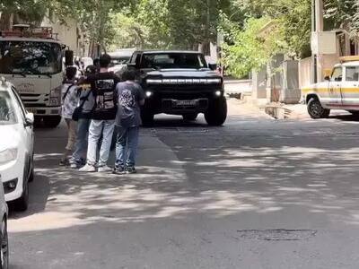 حرکت خرچنگی هامر برقی در خیابان‌های تهران