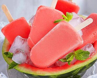 طرز تهیه یخمک هندوانه برای کودکان در تابستان گرم