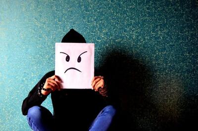 چگونه بازخوردهای ناشناس را به داده‌های صادقانه و قابل اجرا برای استراتژی روابط‌عمومی تبدیل کنیم؟ - شارا