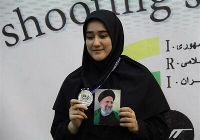 ماجرای حضور بانوی تیرانداز با عکس شهید رئیسی بر سکوی نایب قهرمانی - تسنیم