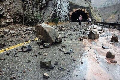 ریزش سنگ و مسدودشدن موقت جاده چالوس