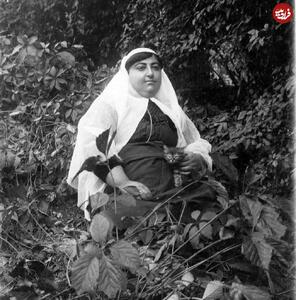 عکس/ ملکه جهان خانم همسر محمدعلی شاه ۱۲۵ سال پیش با حیوان خانگی اش در باغ سلطنتی | اقتصاد24