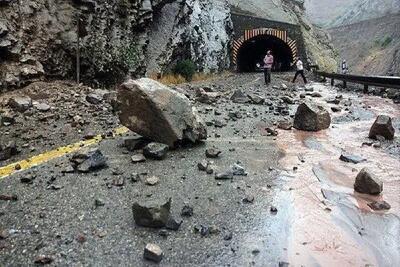 انسداد موقت جاده چالوس به دلیل ریزش سنگ؛ مسیر جنوب به شمال تا اطلاع ثانوی بسته شد