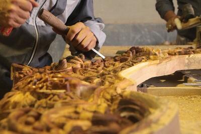 عشق به وطن و هنر؛ رمز ماندگاری منبت‌کار ملایری
