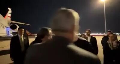 لحظه خروج عراقچی از هواپیما در بدو ورود به چین