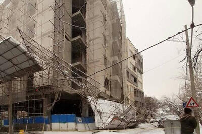 ببینید | کنده شدن داربست در خیابان استخر تهرانپارس