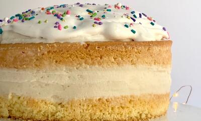طرز تهیه کیک بستنی زعفرانی؛ کیک خنک و خوشمزه برای تابستان