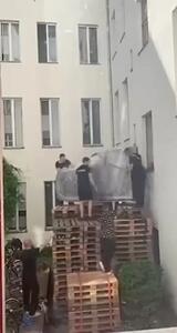 فیلم انتقال خلاقانه پیانو به طبقه دوم
